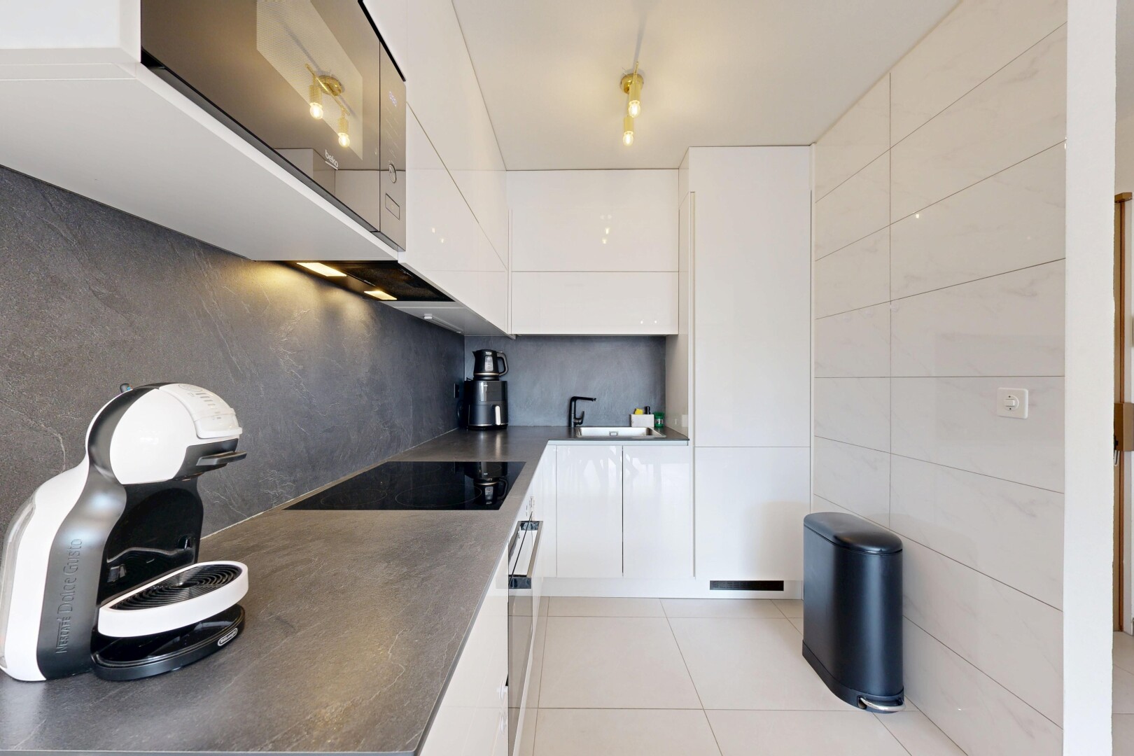 cuisine avec flat panel cabinets, armoires à panneau plat, inside community, white cabinets, et armoires blanches