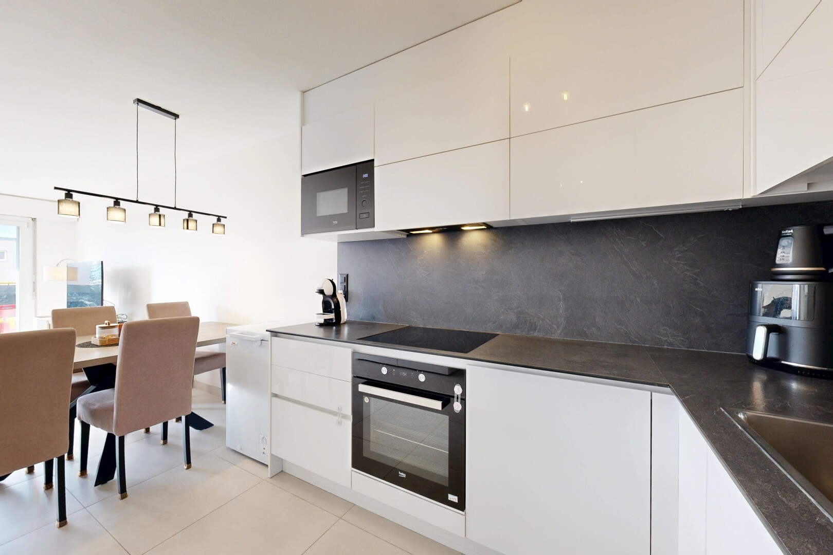 cuisine avec flat panel cabinets, armoires à panneau plat, white cabinets, armoires blanches, et four