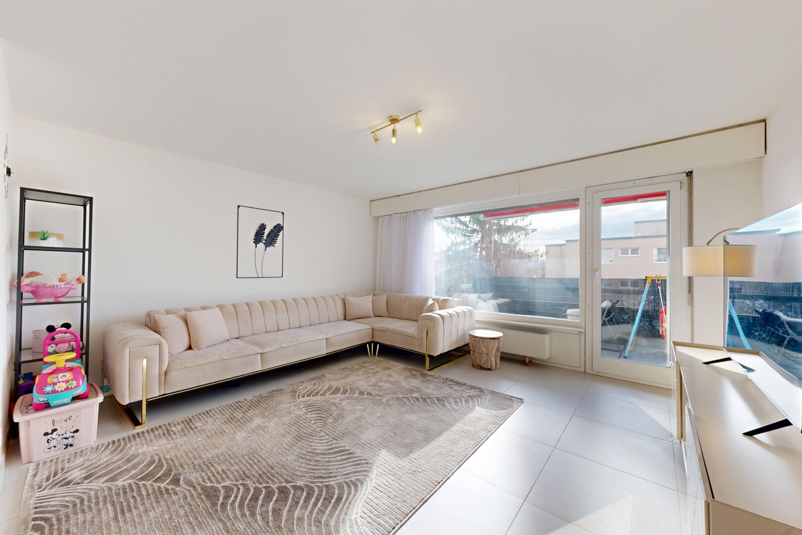 salon avec lumière naturelle, natural light, cloison sèche, drywall, et inside property