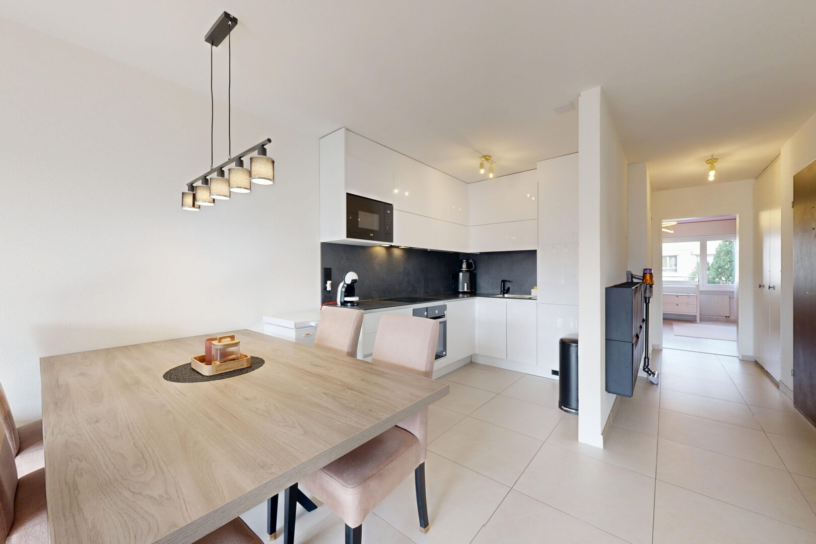 salle à manger avec inside property, cloison sèche, drywall, light floor, et lumière naturelle