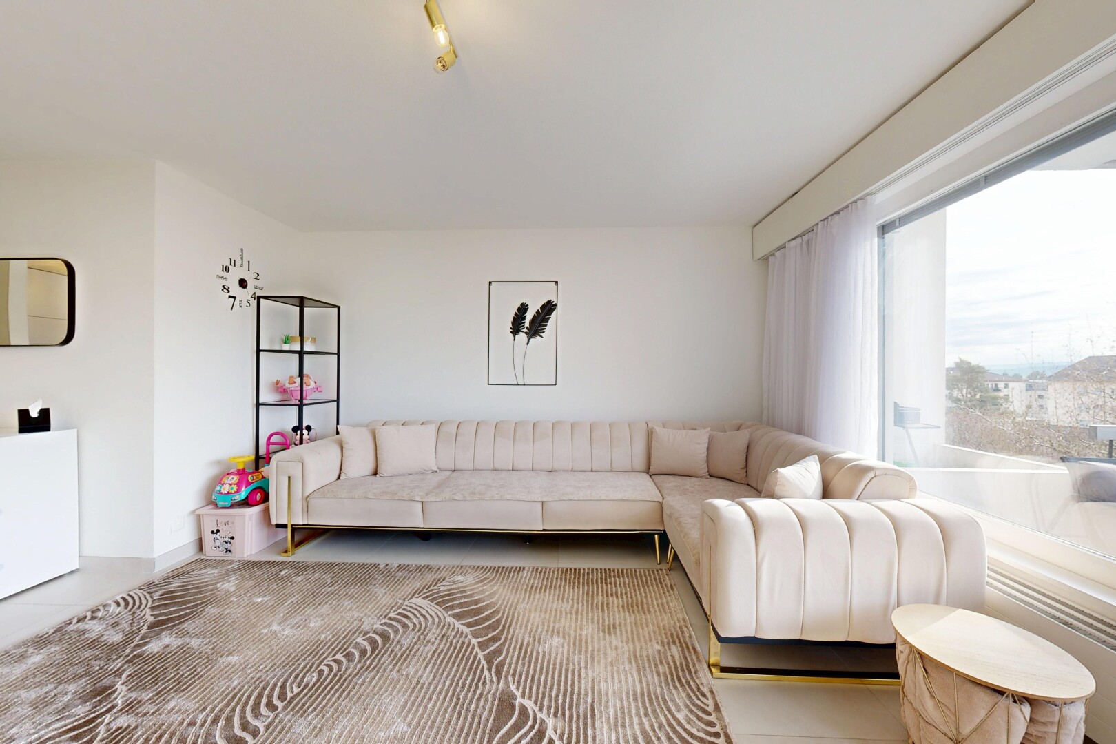 salon avec inside property, cloison sèche, drywall, lumière naturelle, et natural light
