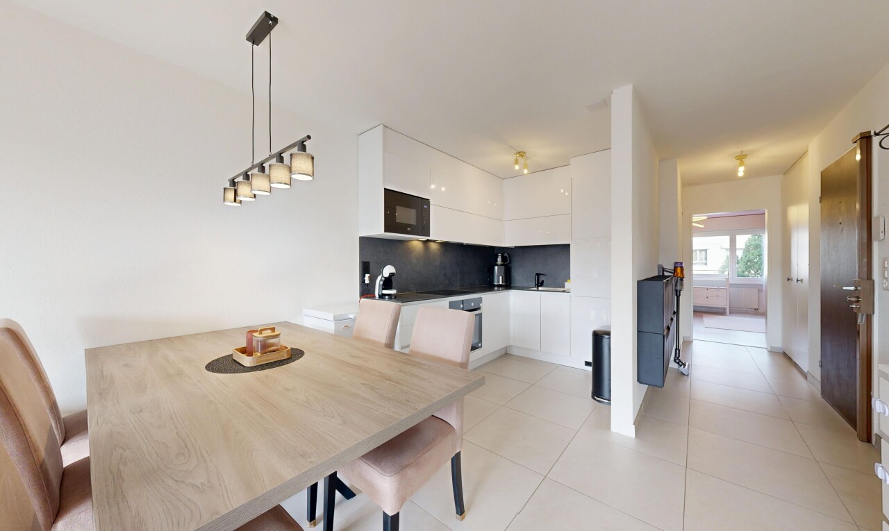 salle à manger avec inside property, cloison sèche, drywall, light floor, et lumière naturelle