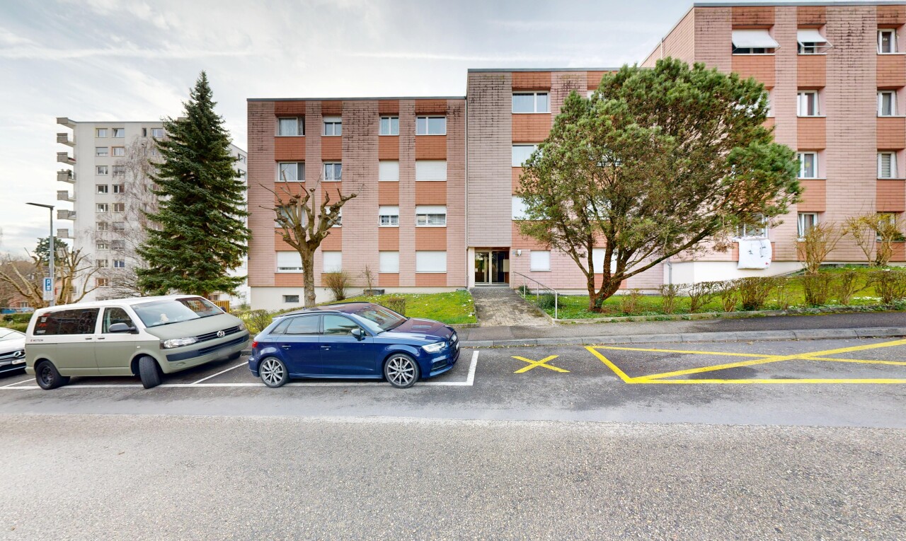extérieur du bâtiment avec parking, apartment complex view, vue sur le complexe d'appartements, et day time