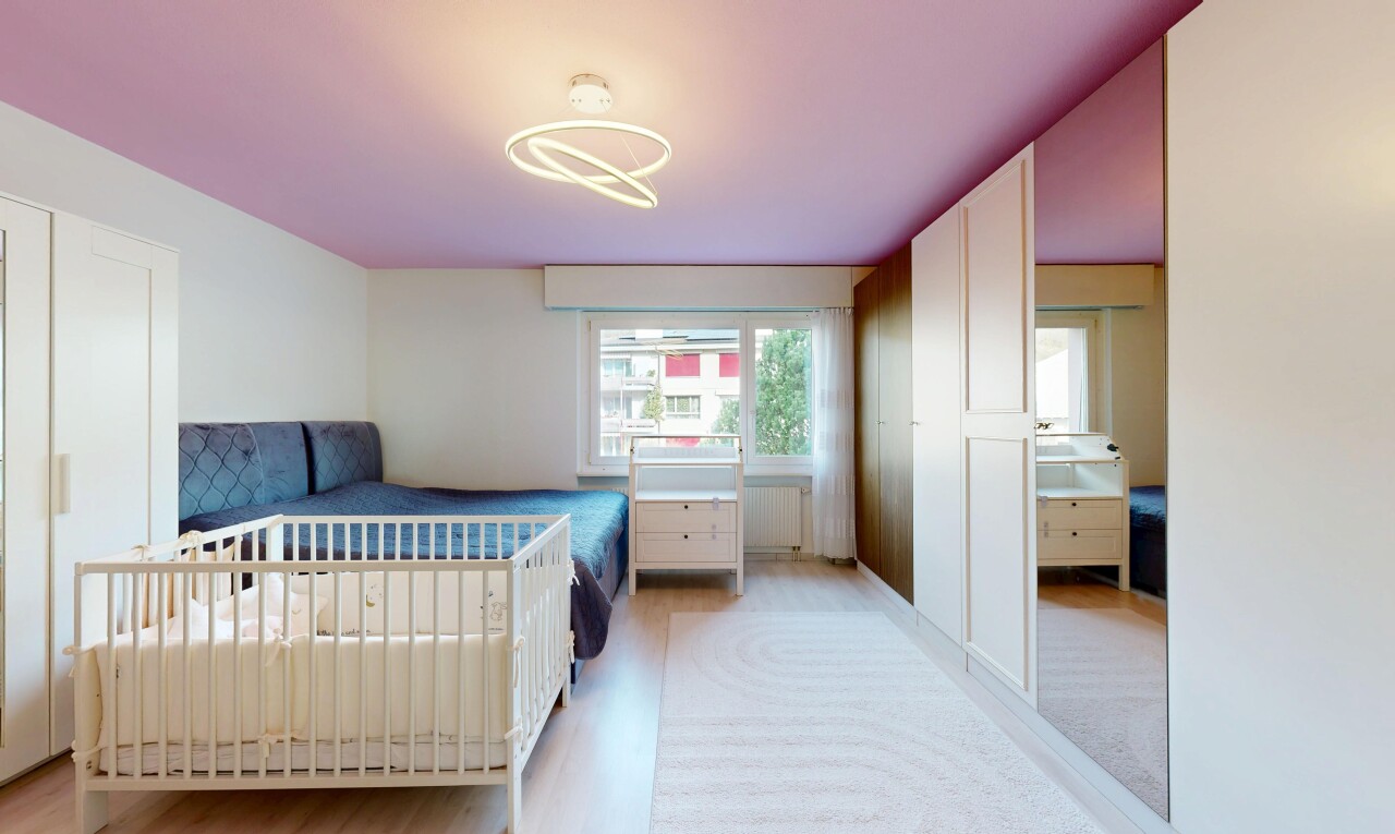 chambre avec inside property, radiateur, cloison sèche, drywall, et lumière naturelle