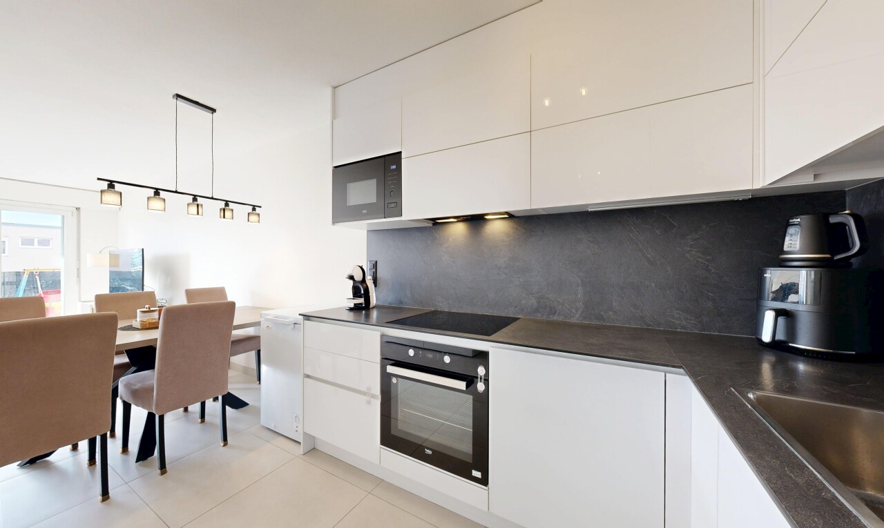 cuisine avec flat panel cabinets, armoires à panneau plat, white cabinets, armoires blanches, et four