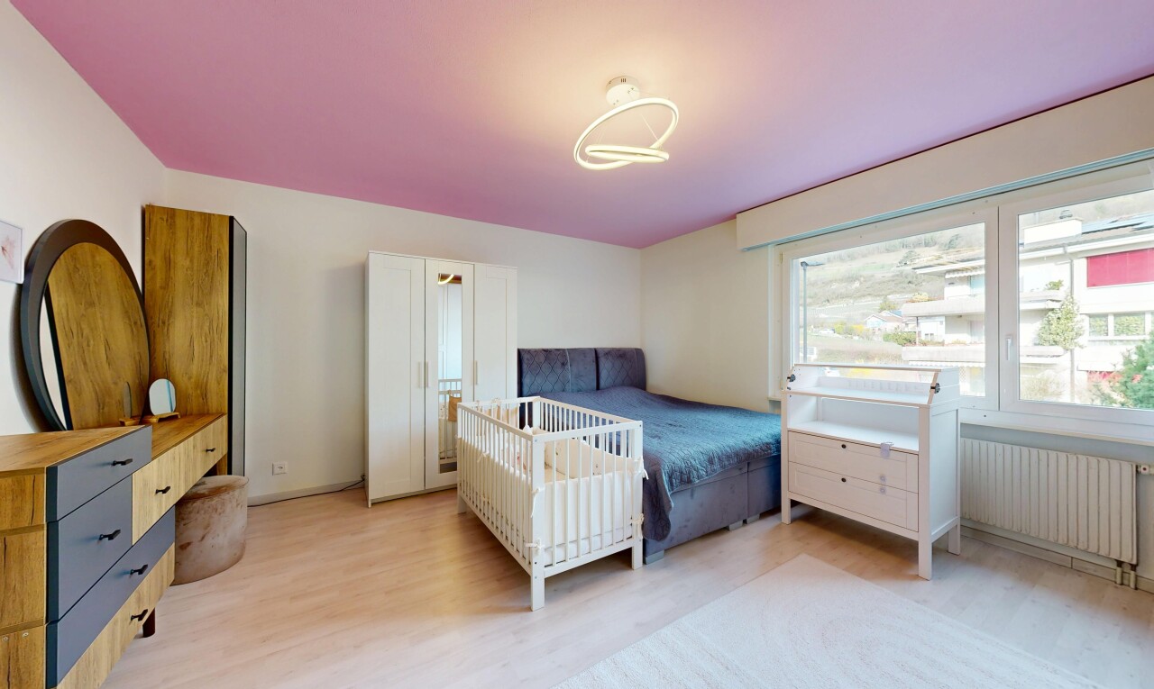 chambre avec sol en finition bois, wood finish floor, inside property, light floor, et cloison sèche