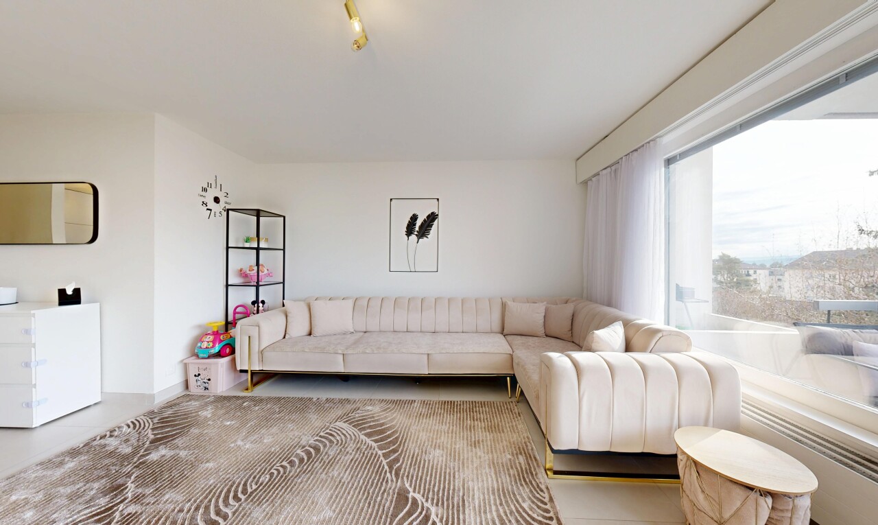salon avec inside property, cloison sèche, drywall, lumière naturelle, et natural light