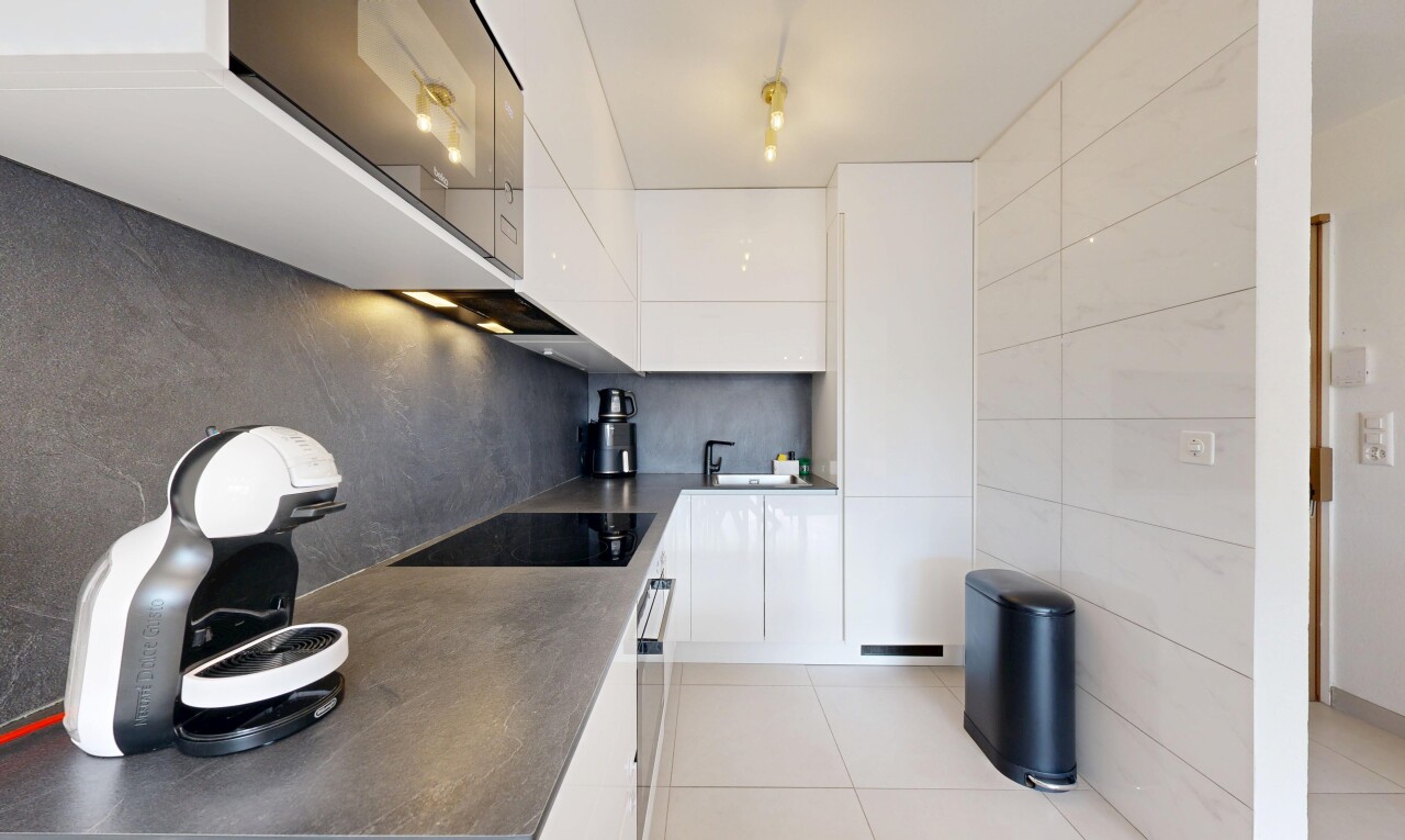 cuisine avec flat panel cabinets, armoires à panneau plat, inside community, white cabinets, et armoires blanches