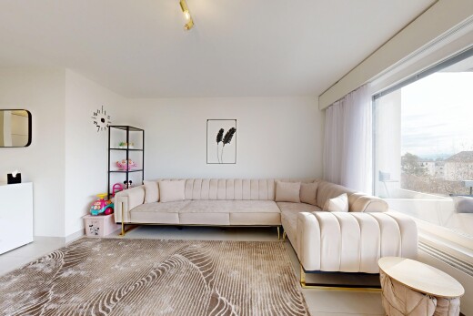 wohnzimmer mit inside property, gipskartonwand, drywall, natürliches licht, und natural light