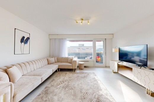 wohnzimmer mit fernseher, drywall, gipskartonwand, inside property, und natural light