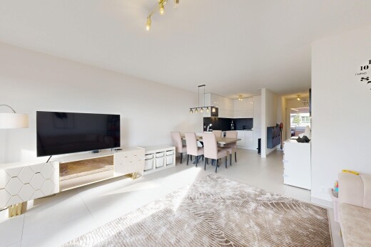 wohn- / esszimmer mit fernseher, drywall, gipskartonwand, inside property, und natural light