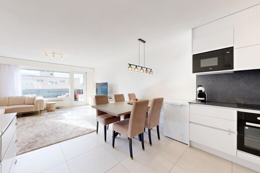 wohn- / esszimmer mit gipskartonwand, drywall, light floor, natürliches licht, und natural light