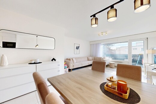 wohn- / esszimmer mit natürliches licht, natural light, gipskartonwand, drywall, und light floor