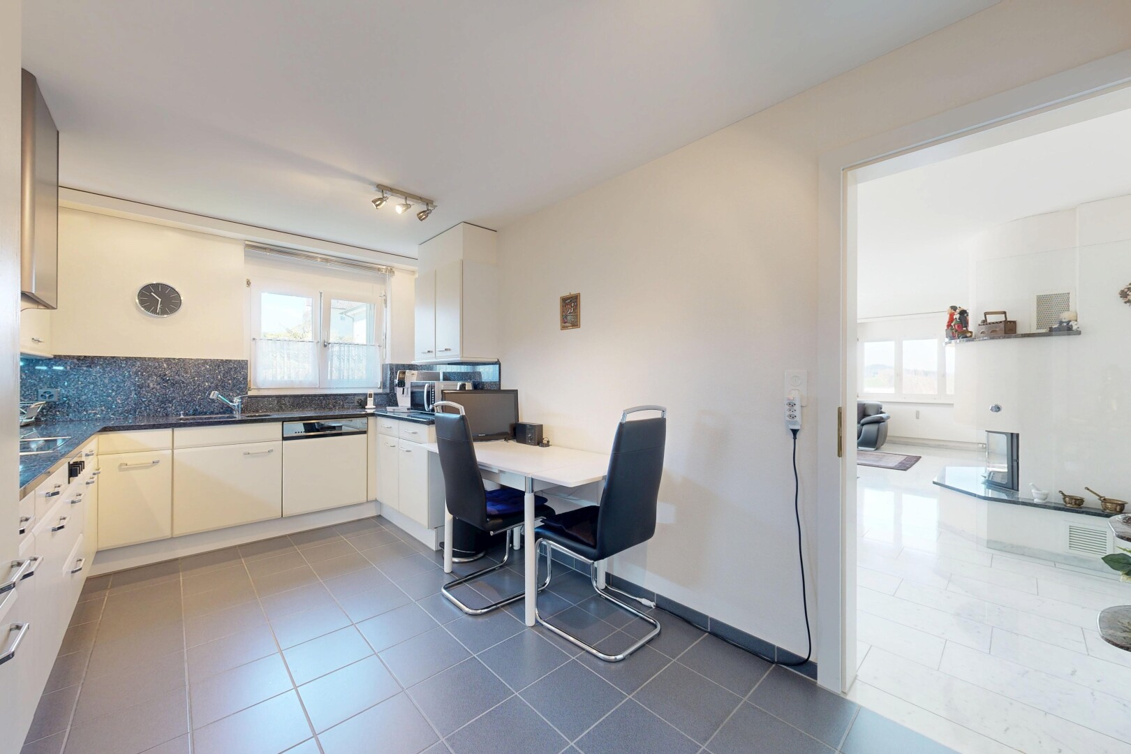 küche mit inside property, dark countertops, arbeitsplatten, dark floor, und gipskartonwand
