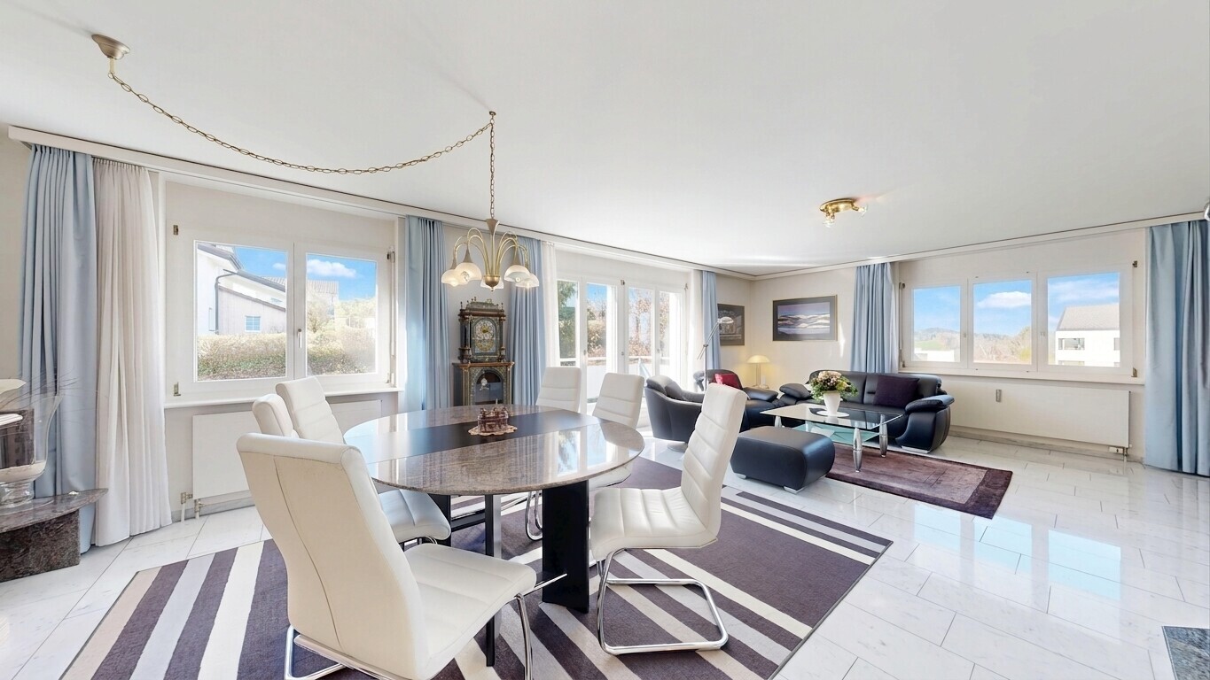 wohn- / esszimmer mit day time, inside property, natural light, natürliches licht, und drywall