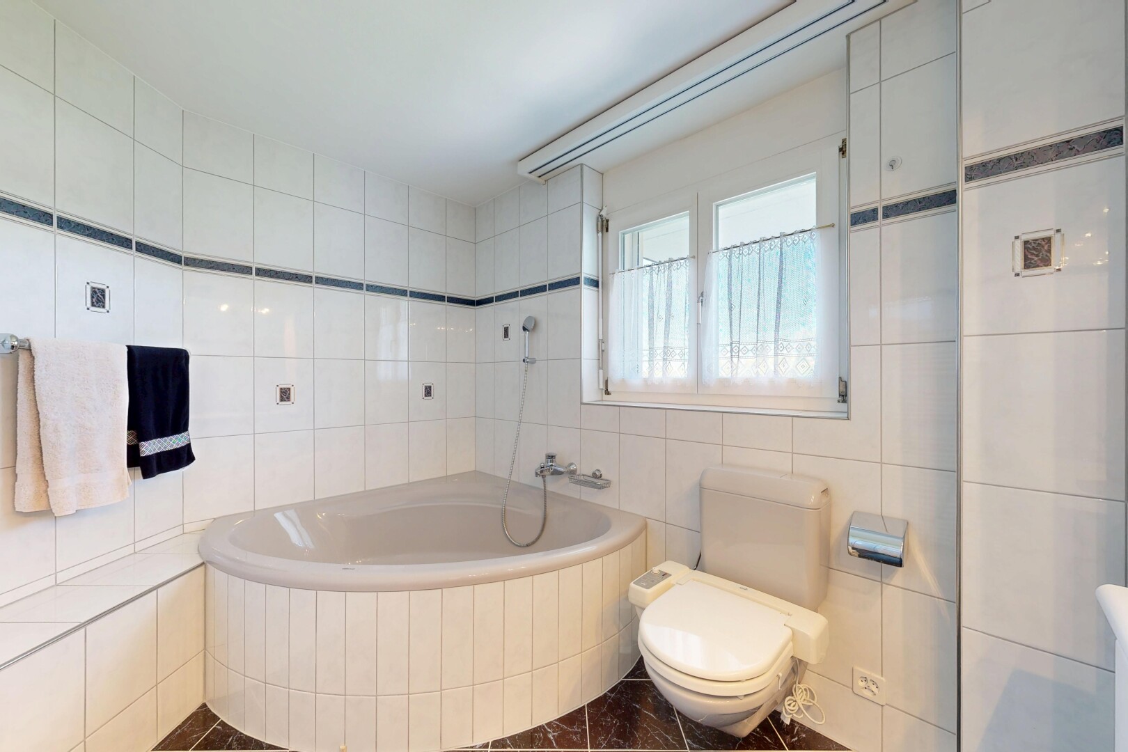bad mit toilette, komplettes badezimmer, fliesenwand, tile wall, und inside property