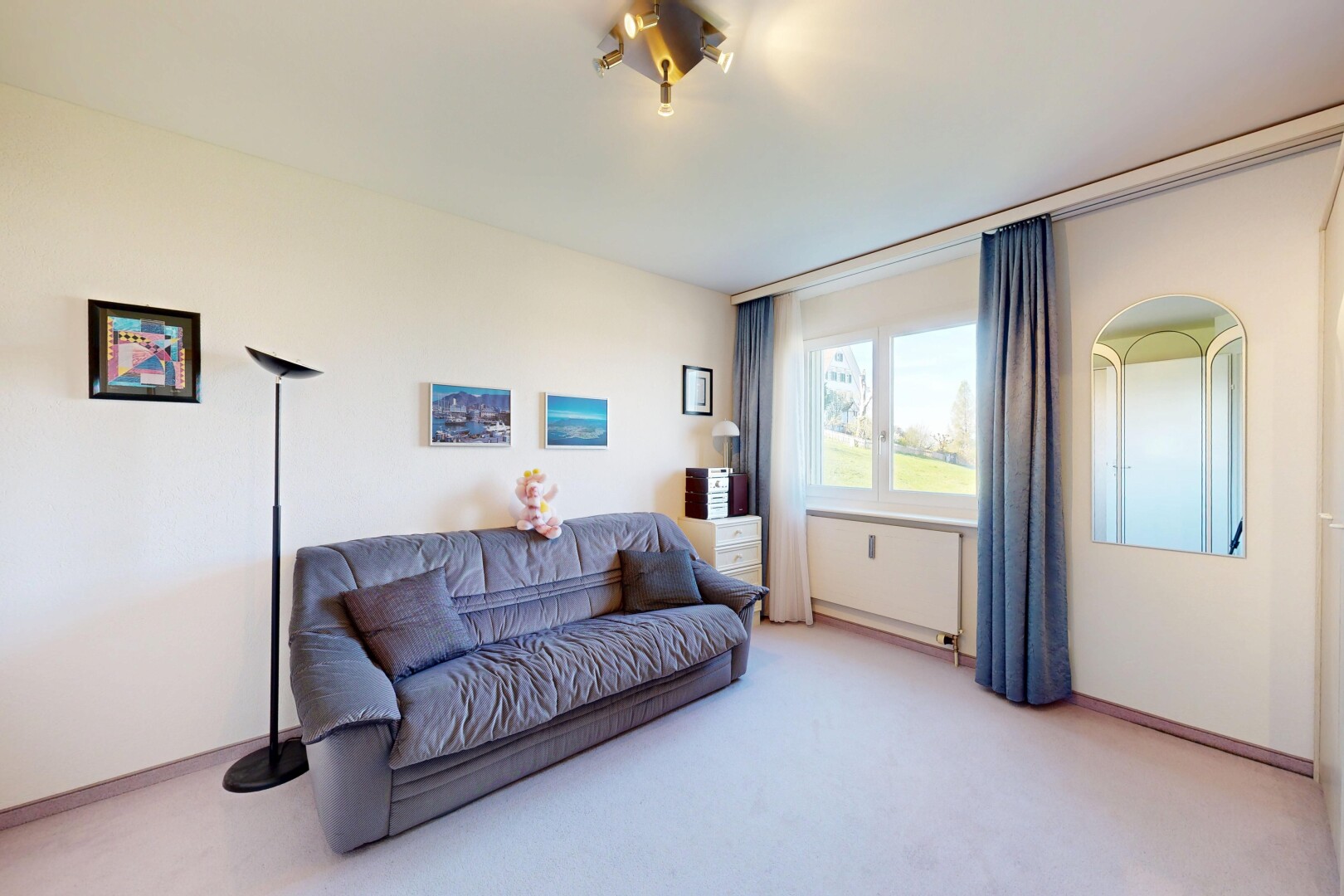 wohnzimmer mit drywall, gipskartonwand, inside property, natural light, und natürliches licht