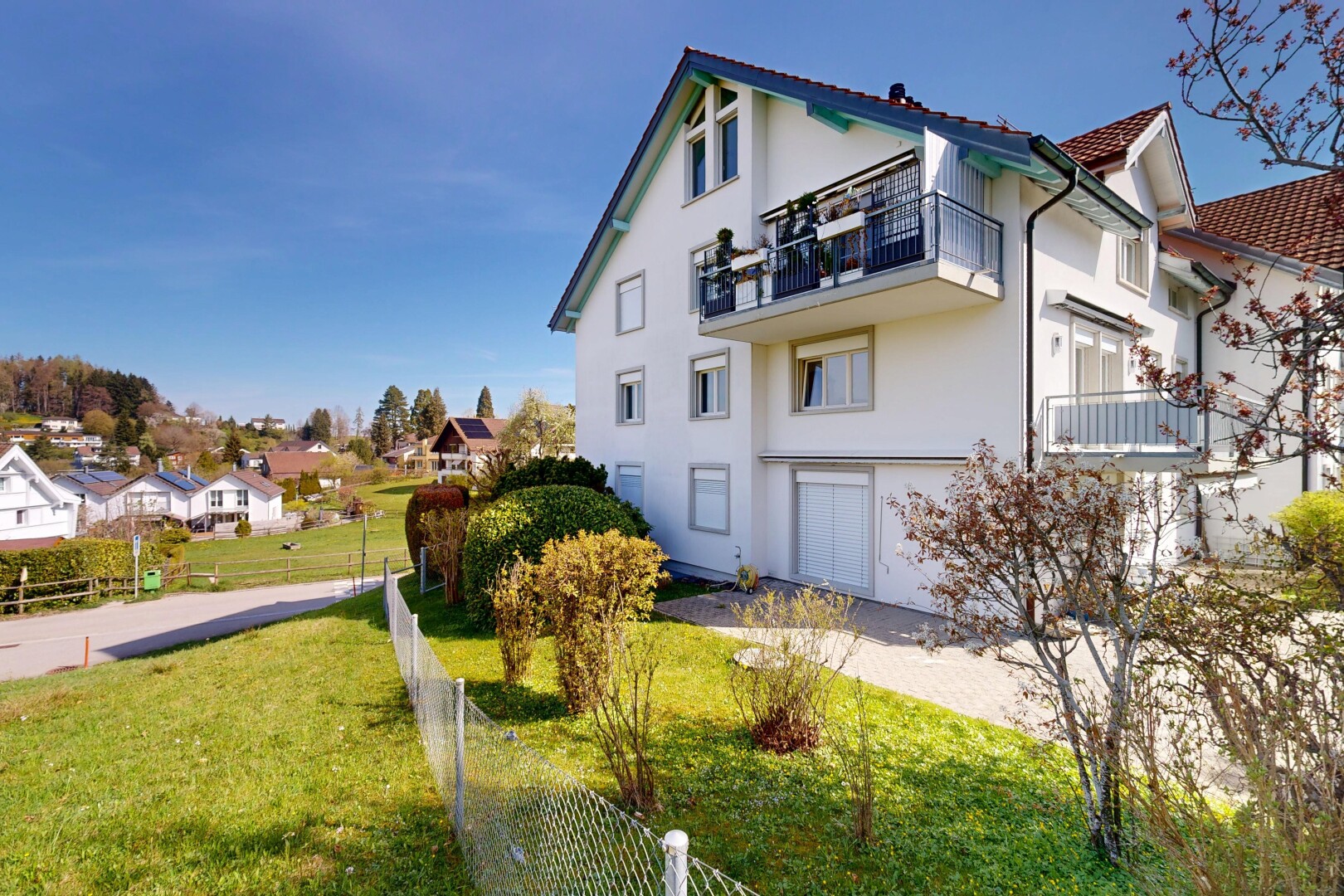 außenansicht mit zaun, balkon, day time, rasen, und wohngebietblick
