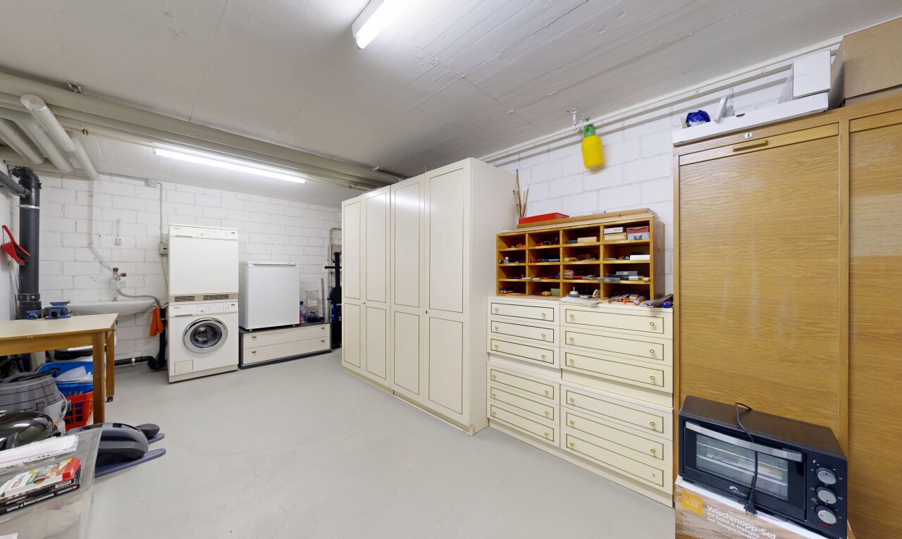 wäschekammer mit betonblockwand, concrete block wall, inside property, betonboden, und concrete floor