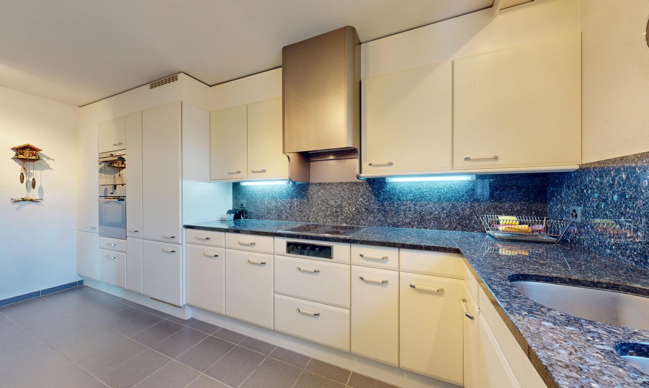 küche mit dark countertops, fliesenboden, tile floor, ofen, und dunstabzugshaube