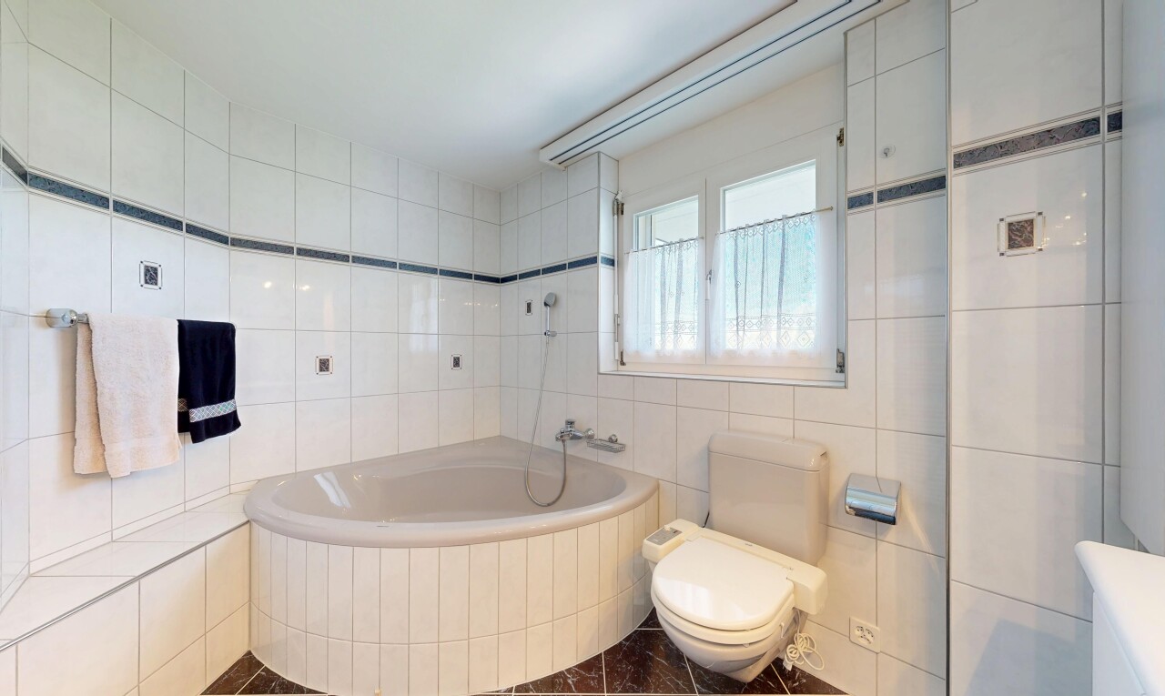 bad mit toilette, komplettes badezimmer, fliesenwand, tile wall, und inside property