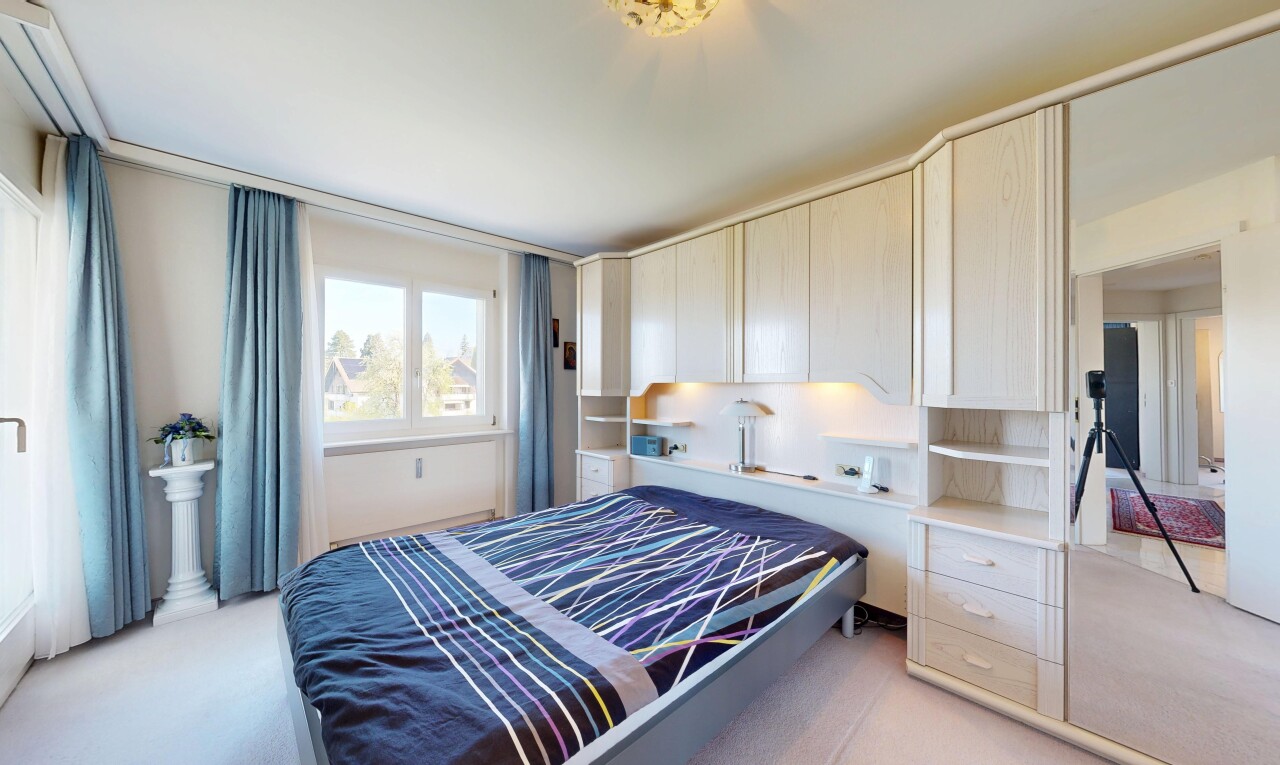 zimmer / schlafzimmer mit light floor, carpet, teppich, natural light, und natürliches licht