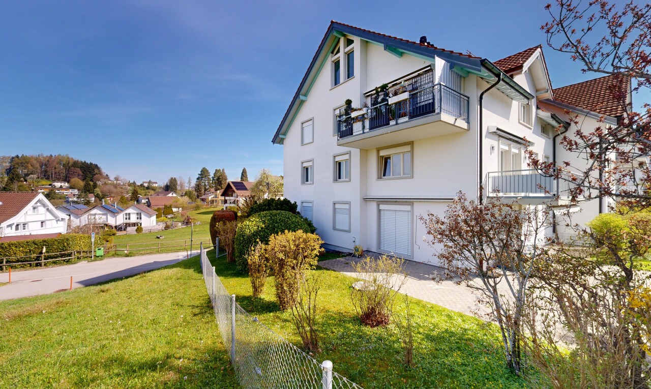 außenansicht mit zaun, balkon, day time, rasen, und wohngebietblick