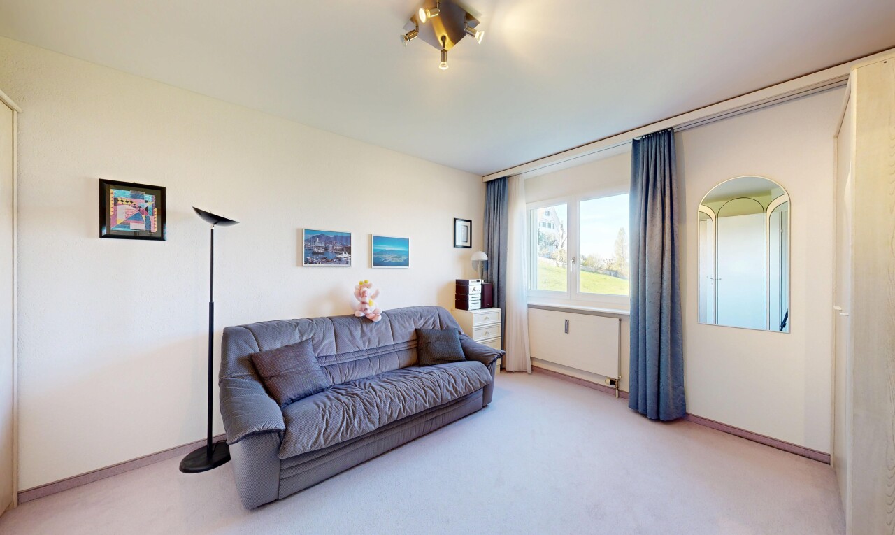 wohnzimmer mit drywall, gipskartonwand, inside property, natural light, und natürliches licht