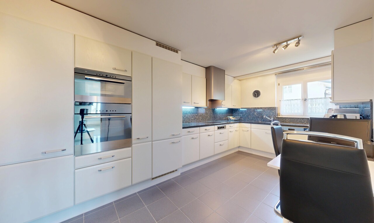 küche mit inside property, dark countertops, arbeitsplatten, dunstabzugshaube, und doppel backofen