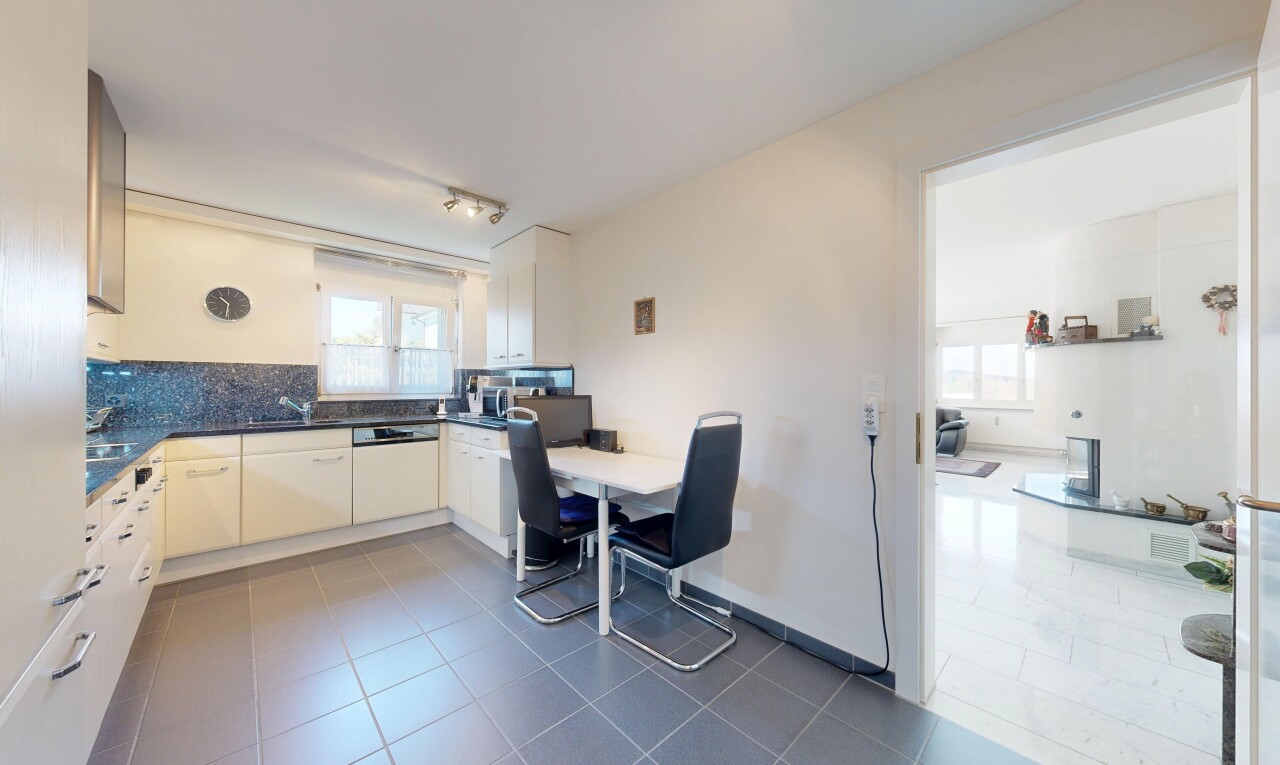 küche mit inside property, dark countertops, arbeitsplatten, dark floor, und gipskartonwand