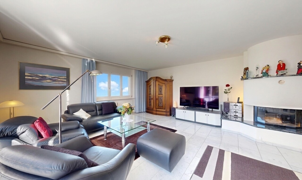 wohnzimmer mit drywall, gipskartonwand, inside property, fernseher, und kamin