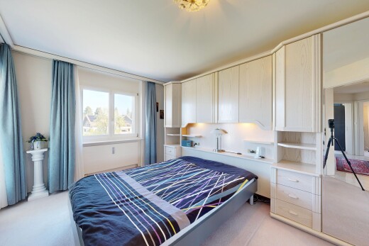 chambre avec light floor, carpet, moquette, natural light, et lumière naturelle