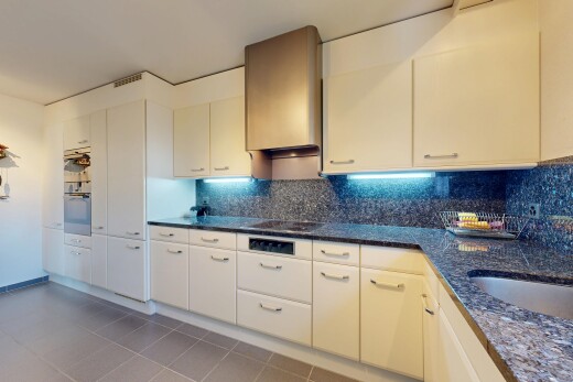 küche mit dark countertops, fliesenboden, tile floor, ofen, und dunstabzugshaube