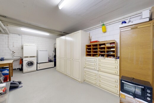 wäschekammer mit betonblockwand, concrete block wall, inside property, betonboden, und concrete floor