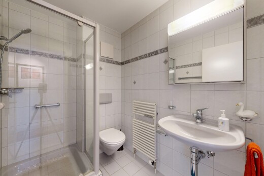 bad mit fliesenwand, tile wall, spiegel, komplettes badezimmer, und dusche
