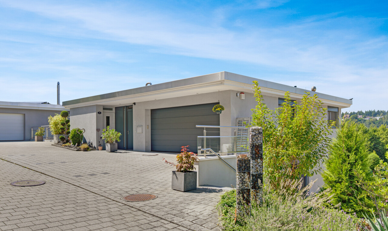 terrasse mit day time, garage angeschlossen, property visible, und auffahrt