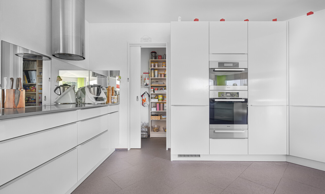 küche mit schränke mit flachen paneelen, weiße schränke, inside property, und doppel backofen