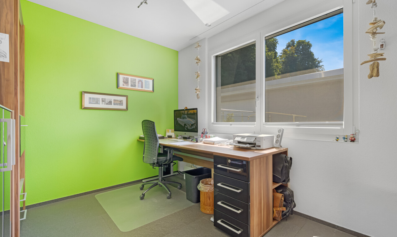 büro mit bürobereich, gipskartonwand, drywall, dachfenster, und inside property