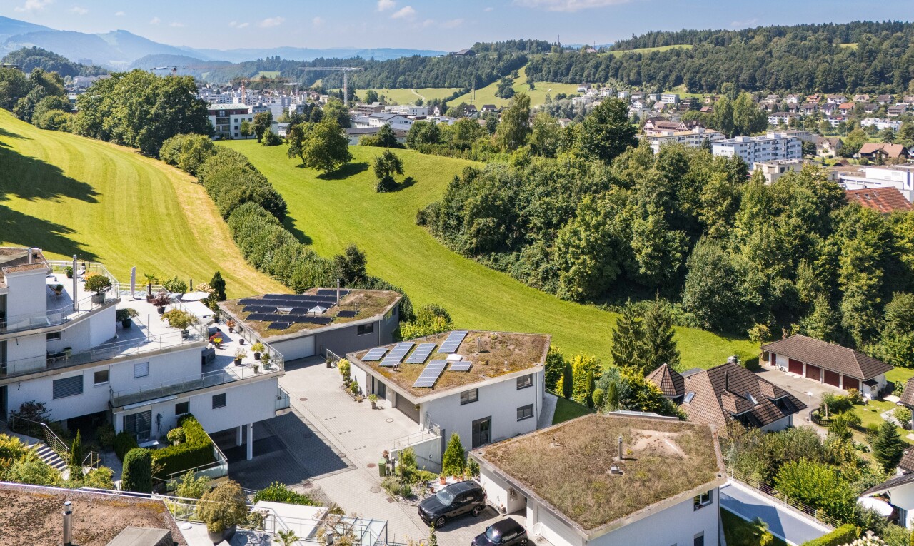 außenansicht mit aerial view, day time, mountain view, blick auf die berge, und residential view