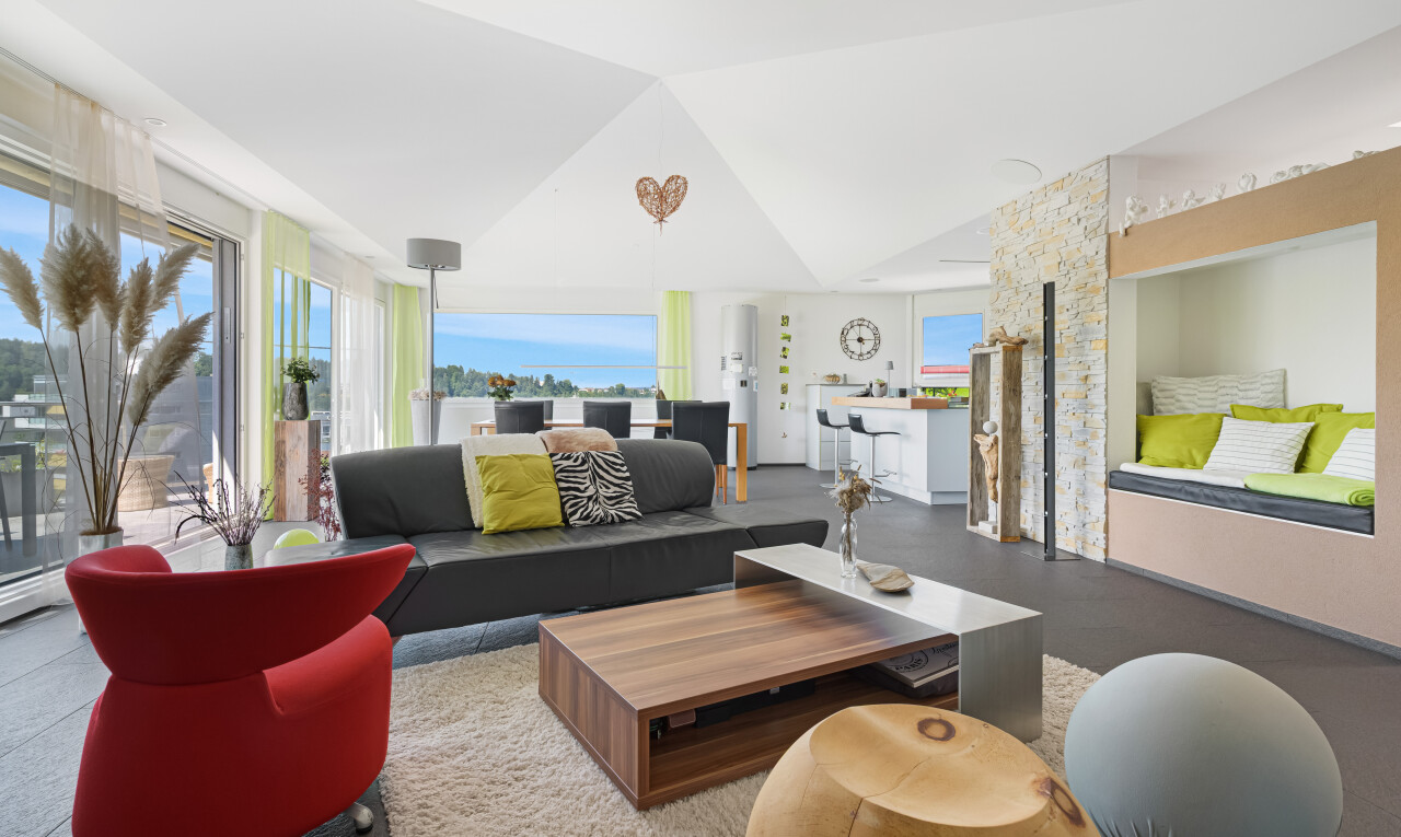 wohnzimmer mit day time, natürliches licht, natural light, inside property, und dachschräge