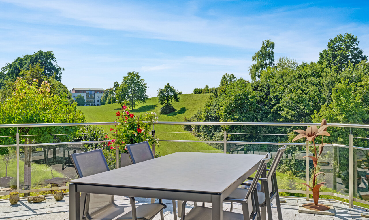 balkon mit essbereich im freien, day time, from property, und terrasse