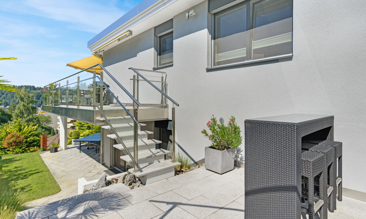 terrasse mit terrasse, property visible, day time, treppen, und deck