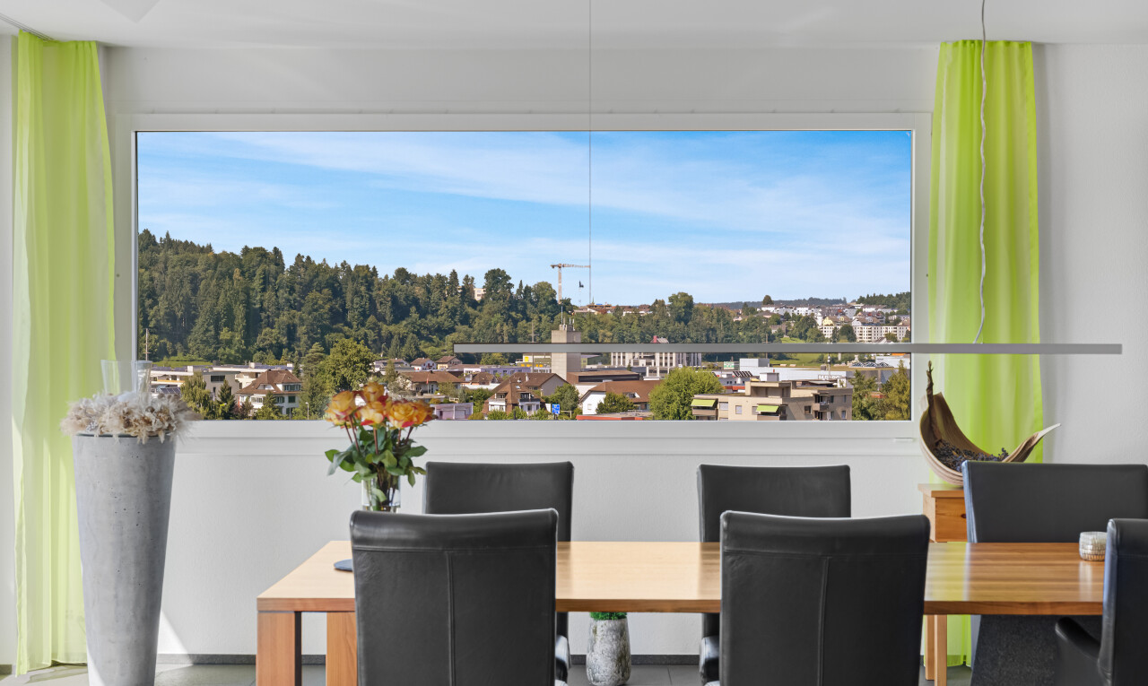 esszimmer mit inside property, day time, natürliches licht, und natural light