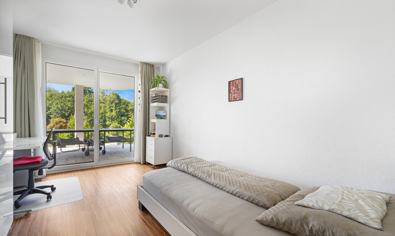 zimmer / schlafzimmer mit inside property, holzfußboden, wood finish floor, day time, und außenzugang