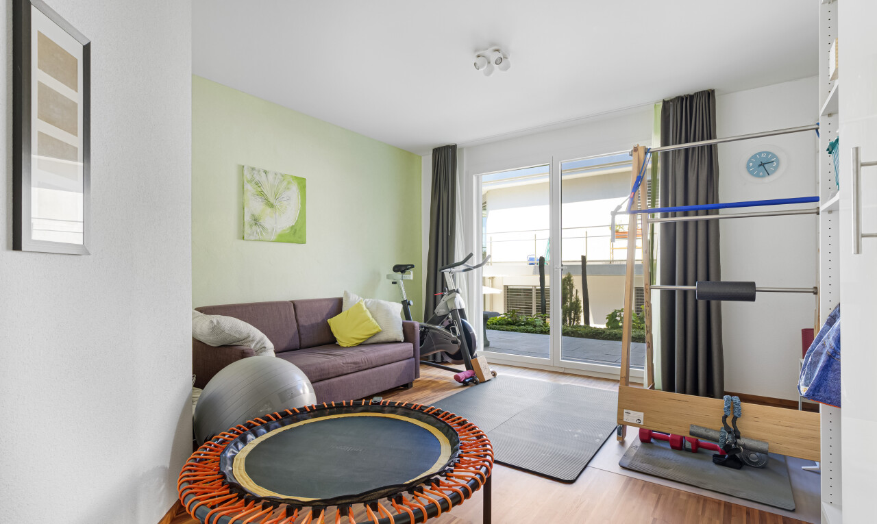 wohnzimmer mit inside property, holzfußboden, wood finish floor, natürliches licht, und natural light