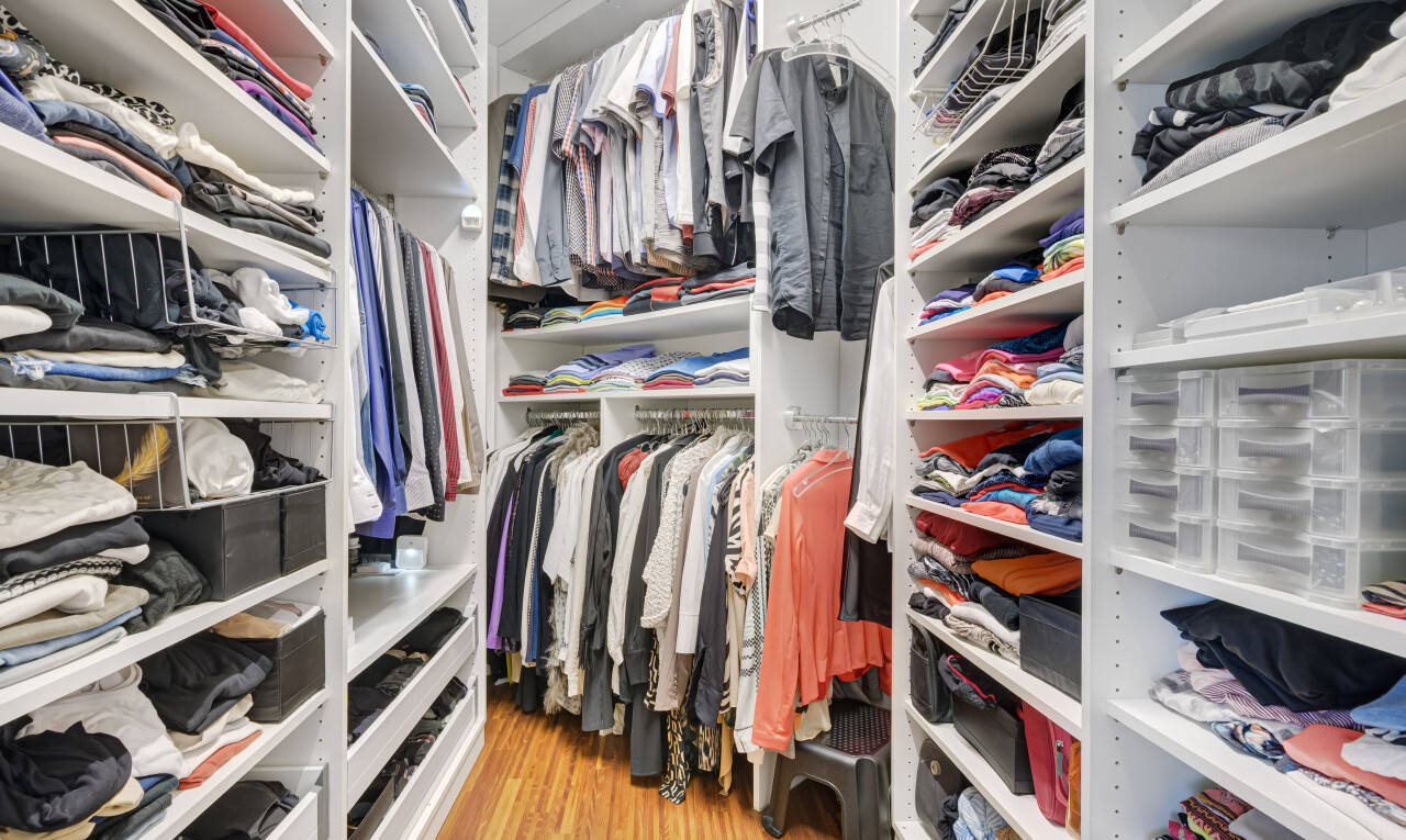 begehbarer kleiderschrank mit holzfußboden und wood finish floor
