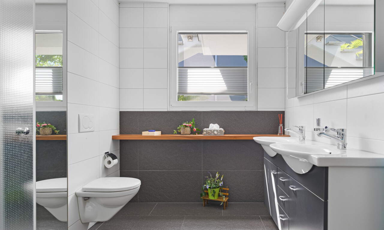 bad mit inside property, spiegel, schminktisch, toilette, und tile wall