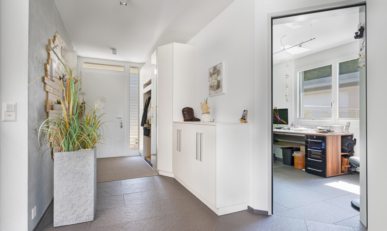 halle / korridor mit inside property, gipskartonwand, drywall, natürliches licht, und natural light