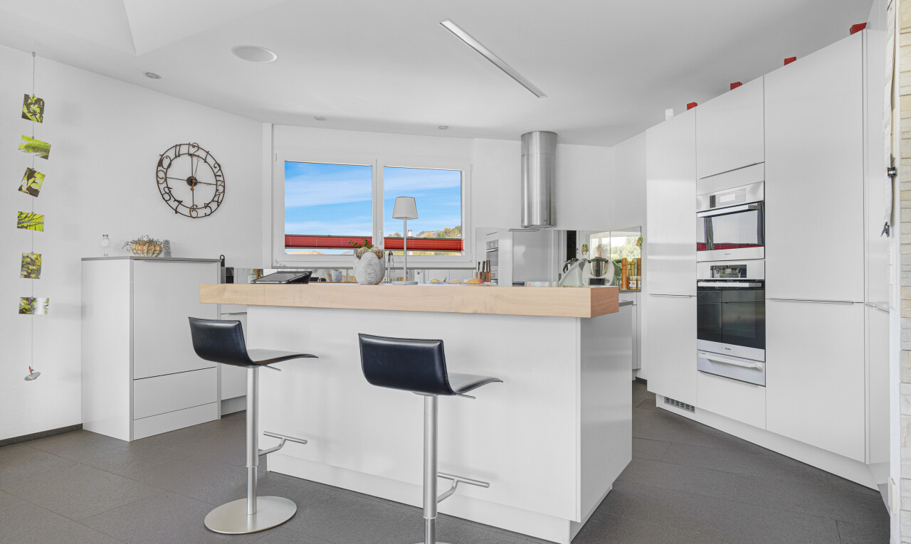 küche mit day time, küchenbar, natural light, natürliches licht, und inside property