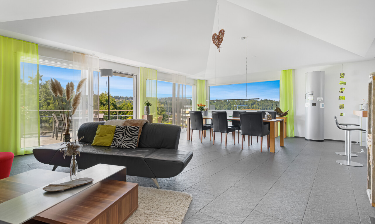 wohn- / esszimmer mit day time, vaulted ceiling, dachschräge, natural light, und natürliches licht